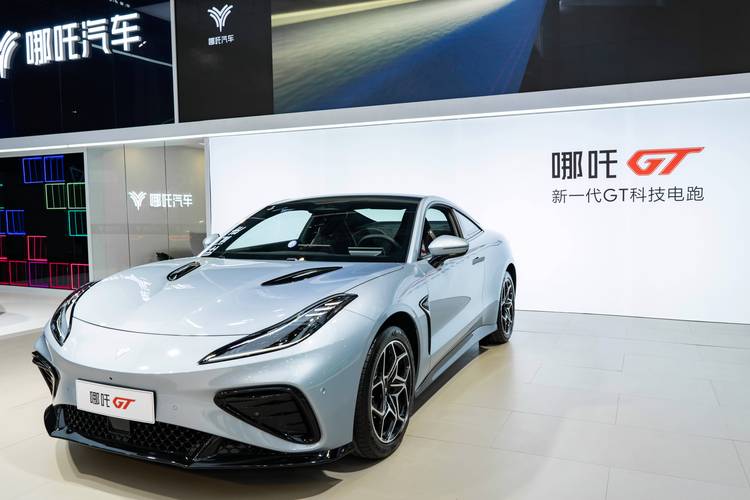 佛山250哪吒汽车在智能汽车领域的表现，领途汽车在新能源汽车市场中的影响力